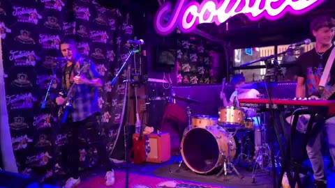 NASHVILLE TN LIVE BROADWAY STREET / PEOPLE WATCHING / BANDS WATCHING / BARS