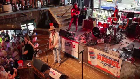 NASHVILLE TN LIVE BROADWAY STREET / PEOPLE WATCHING / BANDS WATCHING / BARS