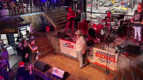 NASHVILLE TN LIVE BROADWAY STREET / PEOPLE WATCHING / BANDS WATCHING / BARS
