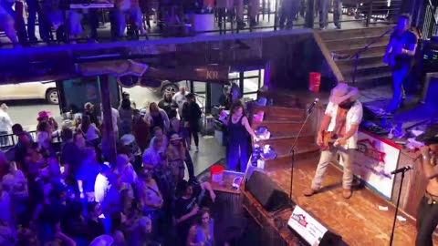 NASHVILLE TN LIVE BROADWAY STREET / PEOPLE WATCHING / BANDS WATCHING / BARS