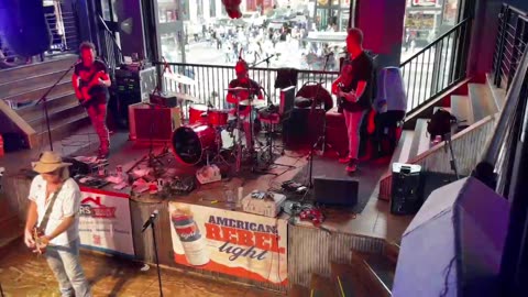 NASHVILLE TN LIVE BROADWAY STREET / PEOPLE WATCHING / BANDS WATCHING / BARS