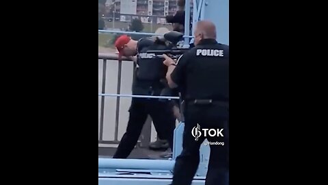 POLICE PROTECT ICE AGENTS👮‍♂️🌁👲👮🏻‍♀️🚔📸CROSS BRIDGE FROM PAID AGITATORS🚨🌉🧟‍♀️🚓🧟‍♂️💫