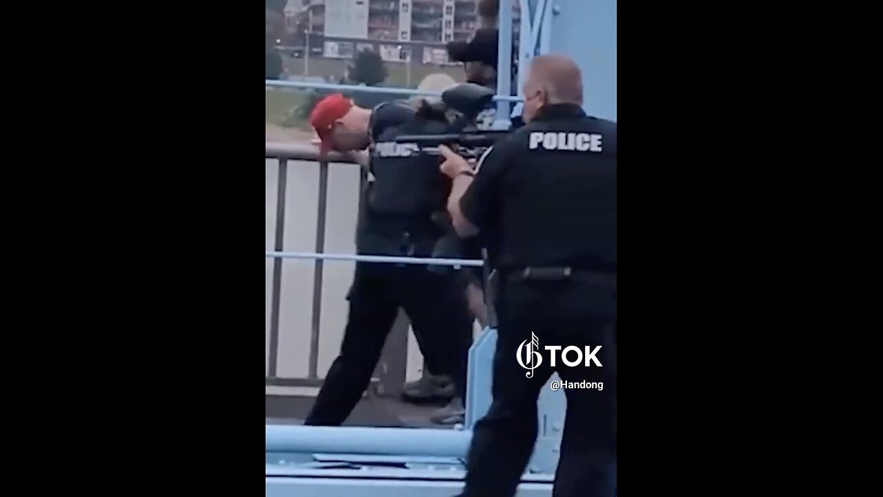 POLICE PROTECT ICE AGENTS👮♂️🌁👲👮🏻♀️🚔📸CROSS BRIDGE FROM PAID AGITATORS🚨🌉🧟♀️🚓🧟♂️💫