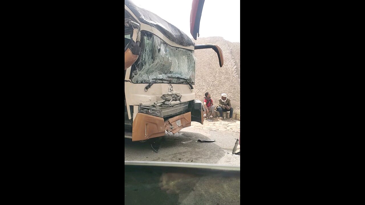 حادث مروع في اليمن: تصادم باصين نقل جماعي وجموع من الشهود | Shocking Bus Crash in Yemen