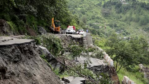 Landslides, blocked roads hamper Indian flood rescue effort