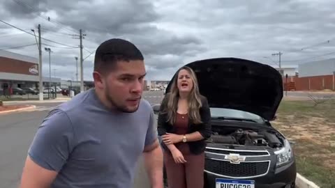 Kind man helped a woman with a broken car without knowing who it was 😱🫢