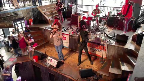 NASHVILLE TN LIVE BROADWAY STREET / PEOPLE WATCHING / BANDS WATCHING / BARS