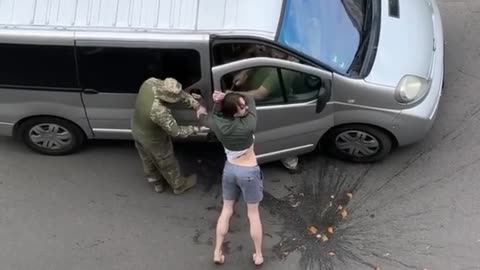 Regime Zelensky rapisce i cittadini per farne carne da macello al fronte russo