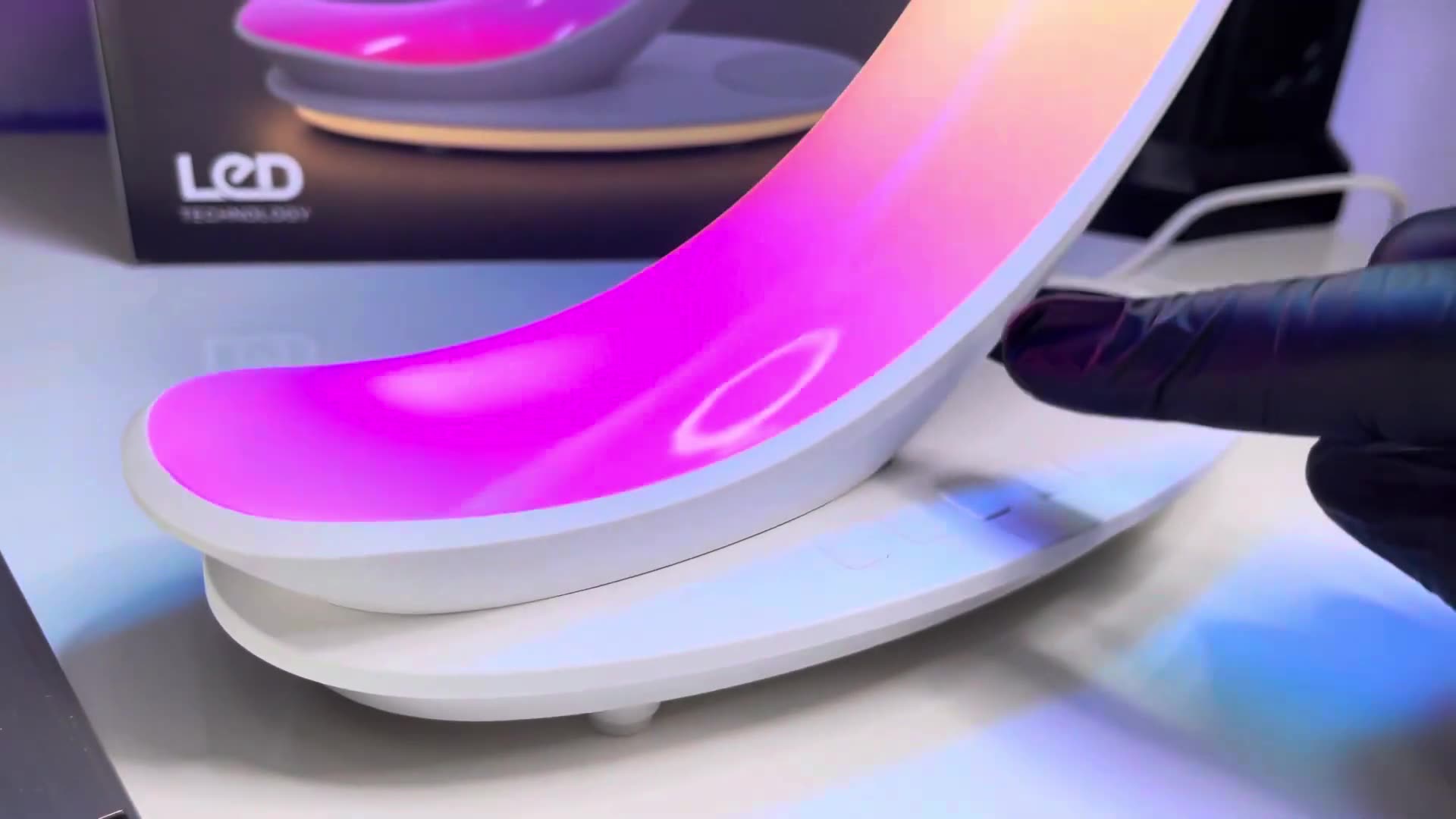 LED Wireless Charger RGB Lamp/ Swan-Inspired Table Lamp