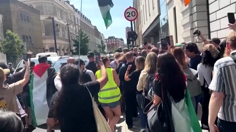 Hundreds support Kneecap at UK court over terrorism offense charge