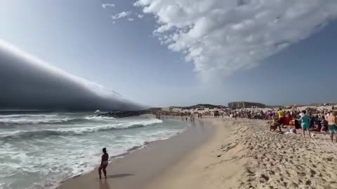 ＂Tsunami＂ cloud at Portugal coastline
