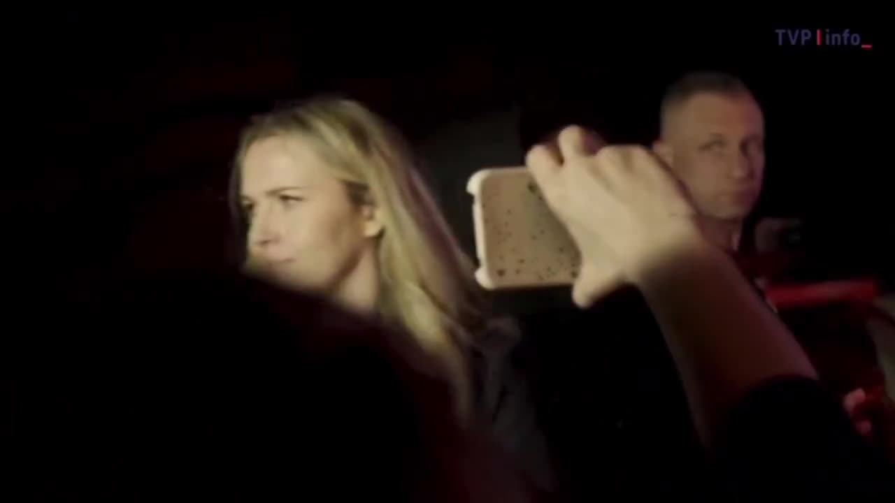 Ciekawy fragment z zaszczuwali EmiliaPob przed debatą, a z jaką wielką czcią