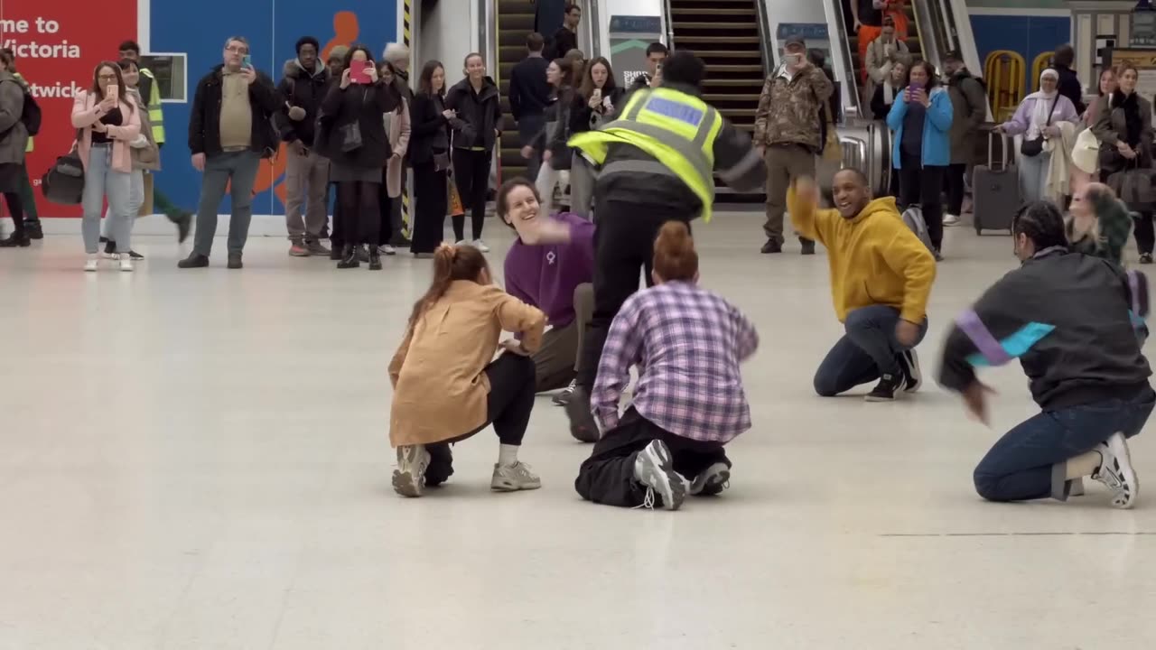 Amazing Flash Mob Leaves Londoners Speechless