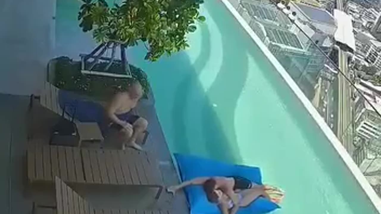 🇹🇭CCTV footage from a rooftop pool during the recent Bangkok earthquake.