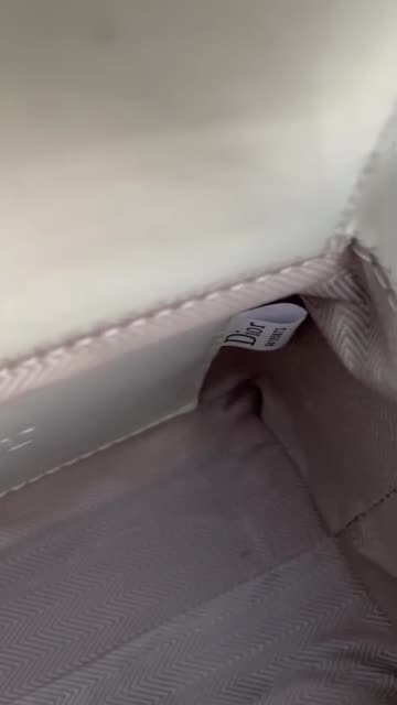 Stylish Pink Handbag with Gold Chain | Luxury Women’s Bag | Trending Fashion 2026