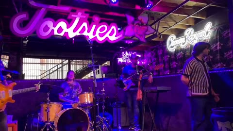NASHVILLE TN LIVE BROADWAY STREET / PEOPLE WATCHING / BANDS WATCHING / BARS