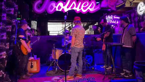 NASHVILLE TN LIVE BROADWAY STREET / PEOPLE WATCHING / BANDS WATCHING / BARS