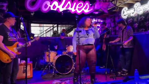 NASHVILLE TN LIVE BROADWAY STREET / PEOPLE WATCHING / BANDS WATCHING / BARS