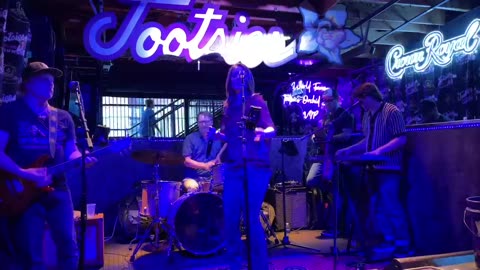NASHVILLE TN LIVE BROADWAY STREET / PEOPLE WATCHING / BANDS WATCHING / BARS