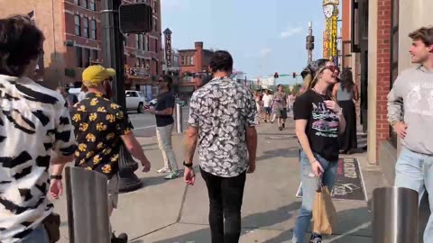 NASHVILLE TN LIVE BROADWAY STREET / PEOPLE WATCHING / BANDS WATCHING / BARS