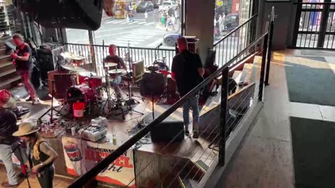 NASHVILLE TN LIVE BROADWAY STREET / PEOPLE WATCHING / BANDS WATCHING / BARS