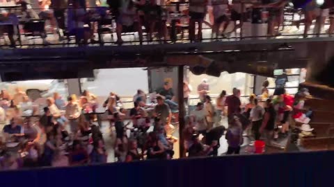 NASHVILLE TN LIVE BROADWAY STREET / PEOPLE WATCHING / BANDS WATCHING / BARS