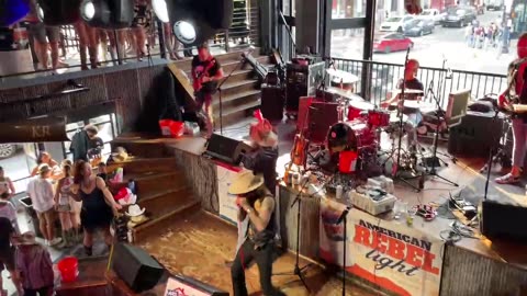 NASHVILLE TN LIVE BROADWAY STREET / PEOPLE WATCHING / BANDS WATCHING / BARS