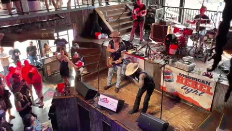 NASHVILLE TN LIVE BROADWAY STREET / PEOPLE WATCHING / BANDS WATCHING / BARS