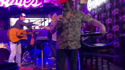NASHVILLE TN LIVE BROADWAY STREET / PEOPLE WATCHING / BANDS WATCHING / BARS