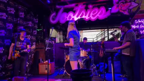 NASHVILLE TN LIVE BROADWAY STREET / PEOPLE WATCHING / BANDS WATCHING / BARS