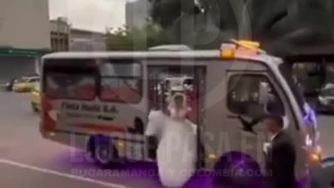 Viral: Novia llegó en bus a su boda