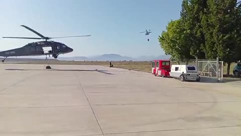 Zjarret në Gramsh, helikopterët çekë dhe kroatë nisen për ndërhyrje nga ajri