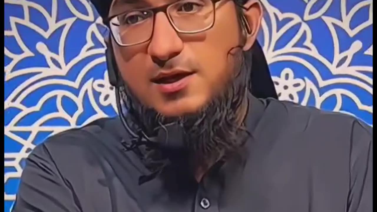 التحیات پڑھتے ہوئےاگردرمیان میں بھول جائے تو پھر کیا کرنا چاہیے ؟