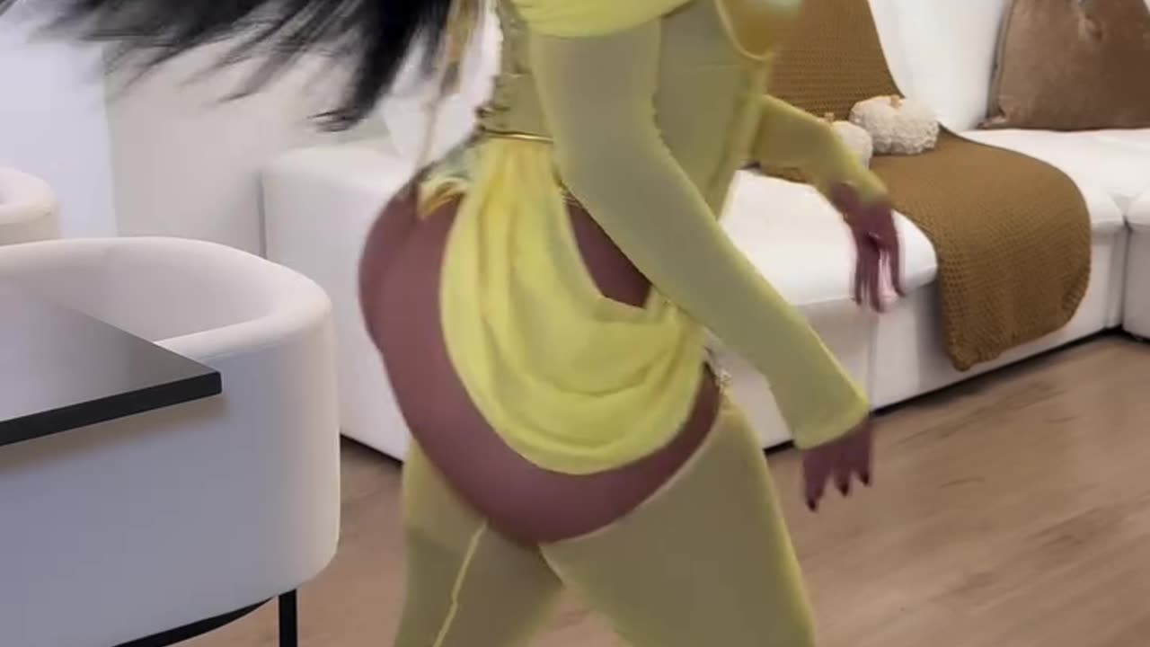 🍑 Big Booty Princess In Yellow 💛👸