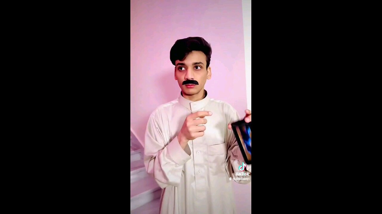 لما ابوك يكون متابع مسلسل المداح وتيجي تهزر معاه 😅
