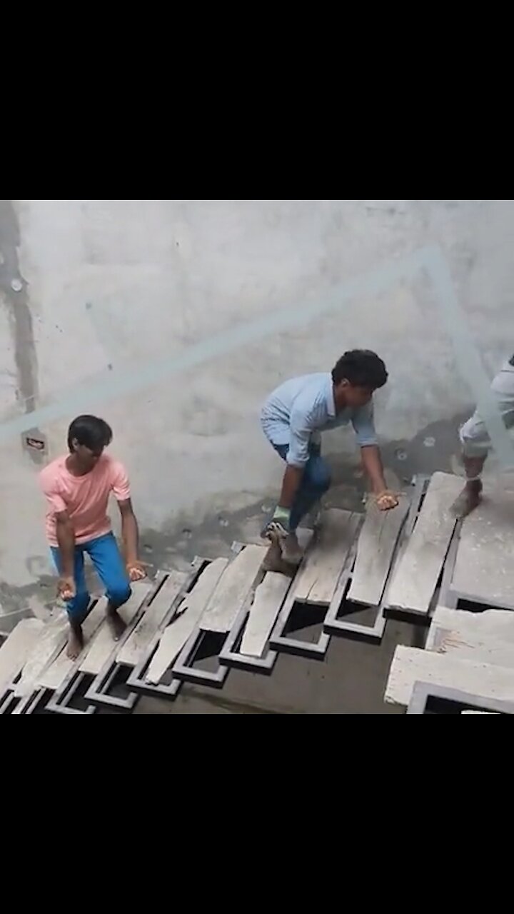 Obreros suben un vidrio sin ninguna medida de seguridad