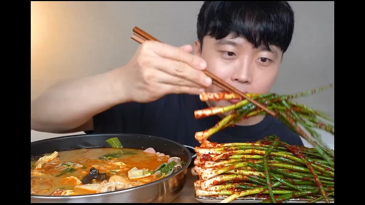 A pot of spicy hotpot, paired with 2 pounds of scallions and kimchi, not to mention how delicious