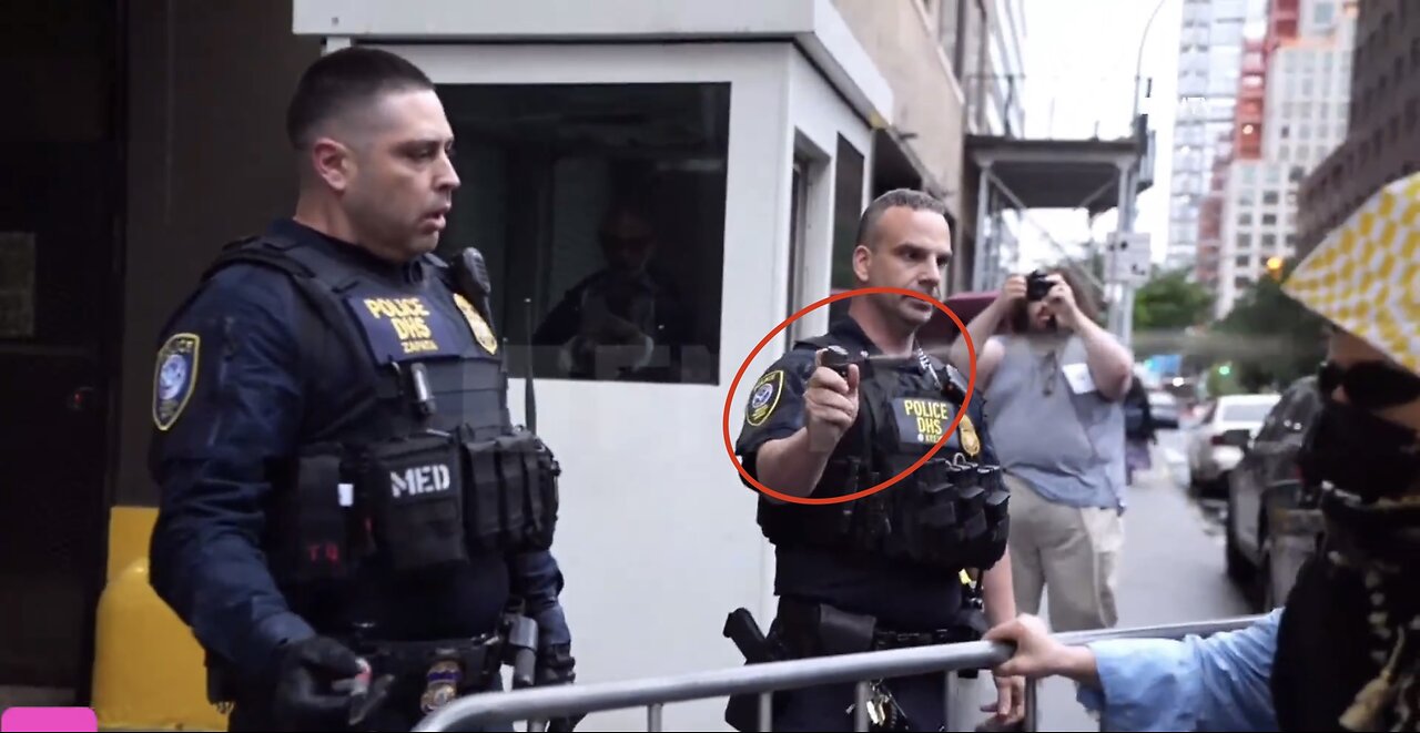 DHS-POLICE ARREST PROTESTERS🏬👮♂️🧟♀️🧟📸BLOCKING ICE VEHICLES IN NEW YORK🏬🧟♂️🚐👮💫