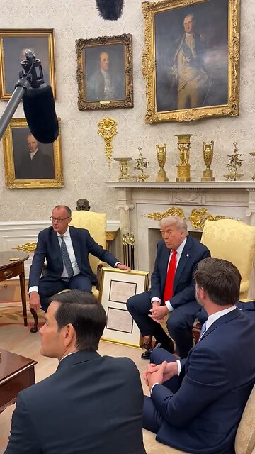 The Chancellor of Germany presents President Trump his grandfather’s birth certificate! 🇩🇪