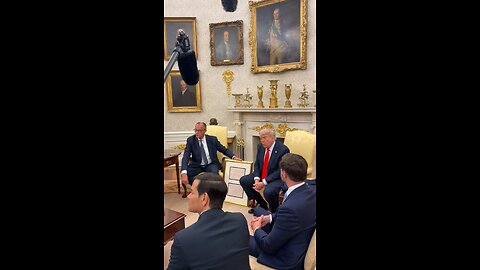 The Chancellor of Germany presents President Trump his grandfather’s birth certificate! 🇩🇪