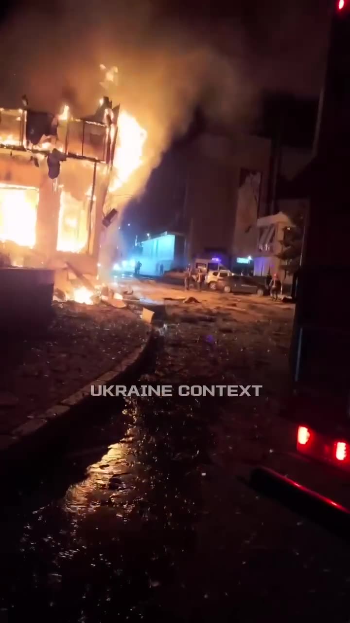 🔥👀 A close-up of the strike site in Donetsk.