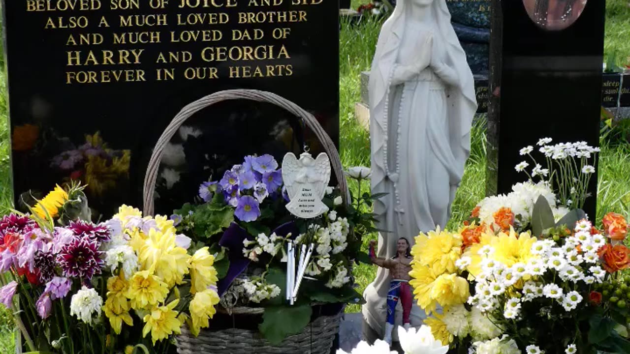 FAMOUS GRAVES - VOL. 607: DAVEY BOY SMITH