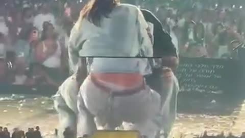 אייל גולן פרץ בבכי על הבמה בפארק הירקון