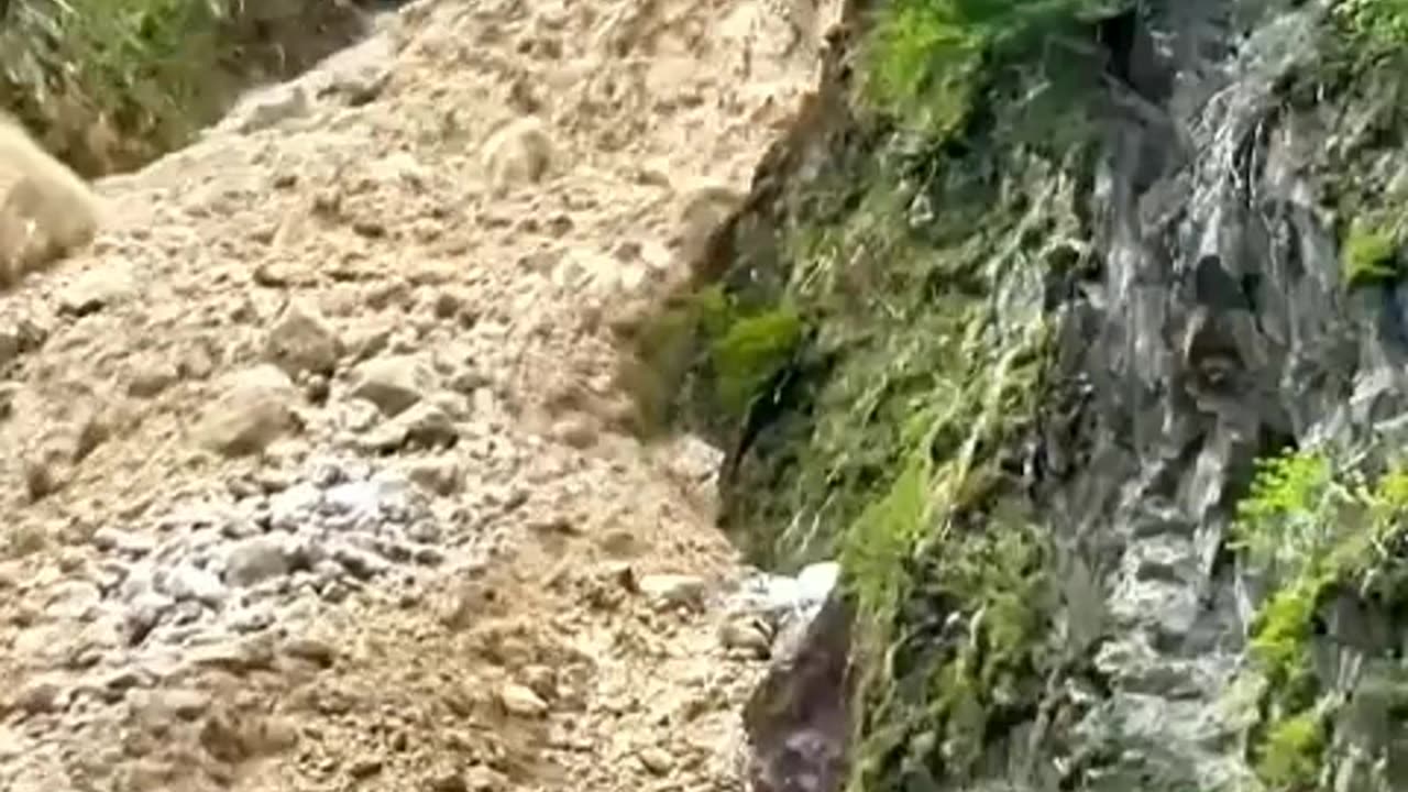 LEDOVEC ZNIČIL VESNICI BLATTEN 28.5.2025