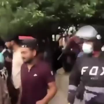 Pamje të rënda/ Ministri i Financave në Nepal fshikullohet i zhveshur në lumë