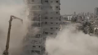 After the Iranian missile strike that killed 9 people: Parts of the building in Bat Yam