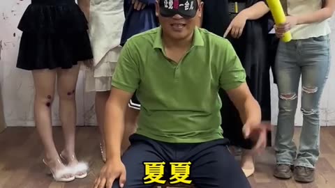 Blind guessing challenge: The team building game for the first time. The simple happiness of men