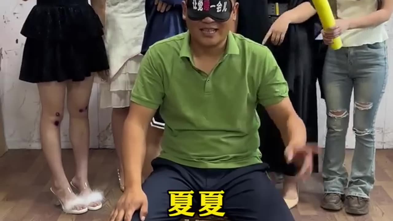 Blind guessing challenge: The team building game for the first time. The simple happiness of men