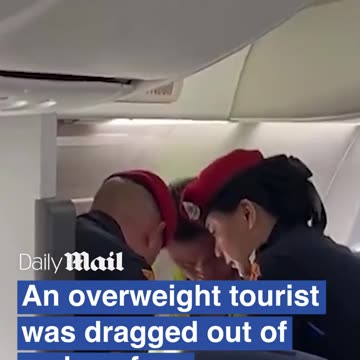 Kërkoi dy karrige, pasagjeri mbi peshë nxirret zvarrë nga avioni