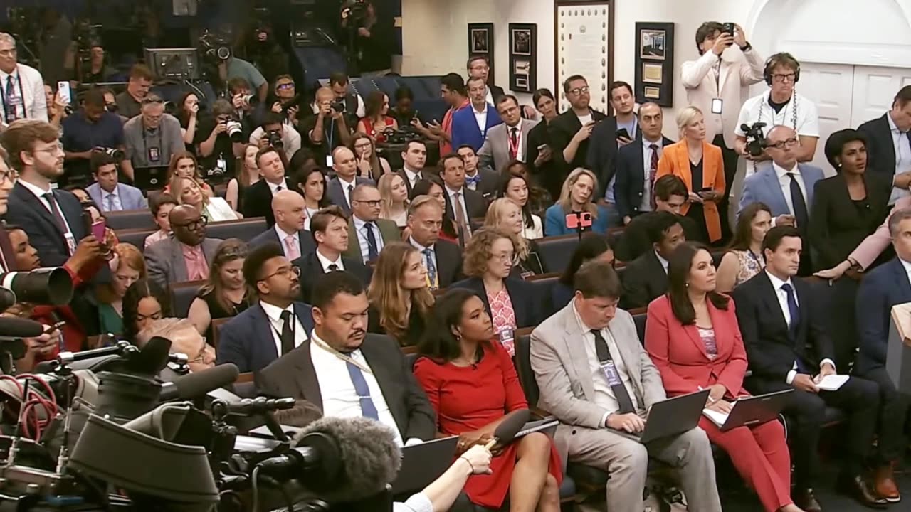 LOVING THE CAMERA GUY!!!❤️🇺🇸😂😂😂